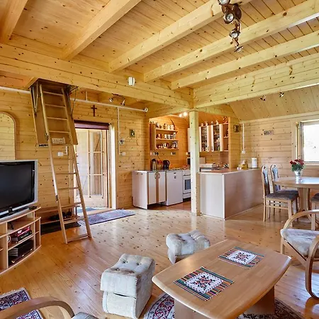 Drewniany Dom Z Pieknym Ogrodem Ferienhaus